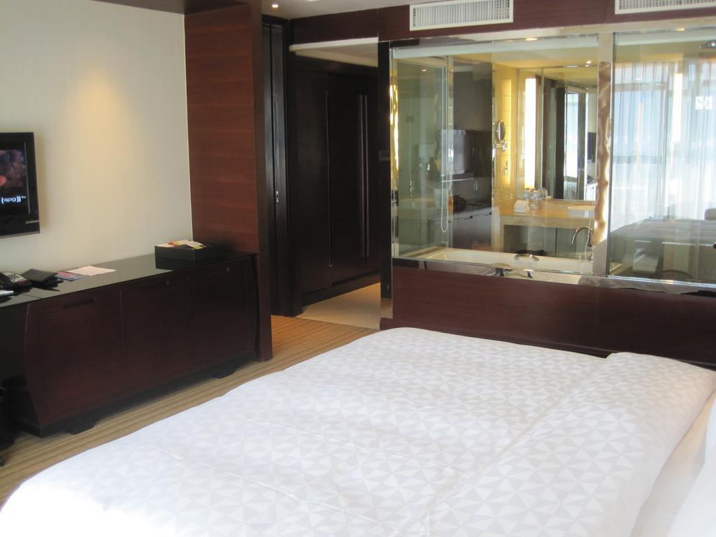 Hotel Ramada Plaza Lianyungang Extérieur photo