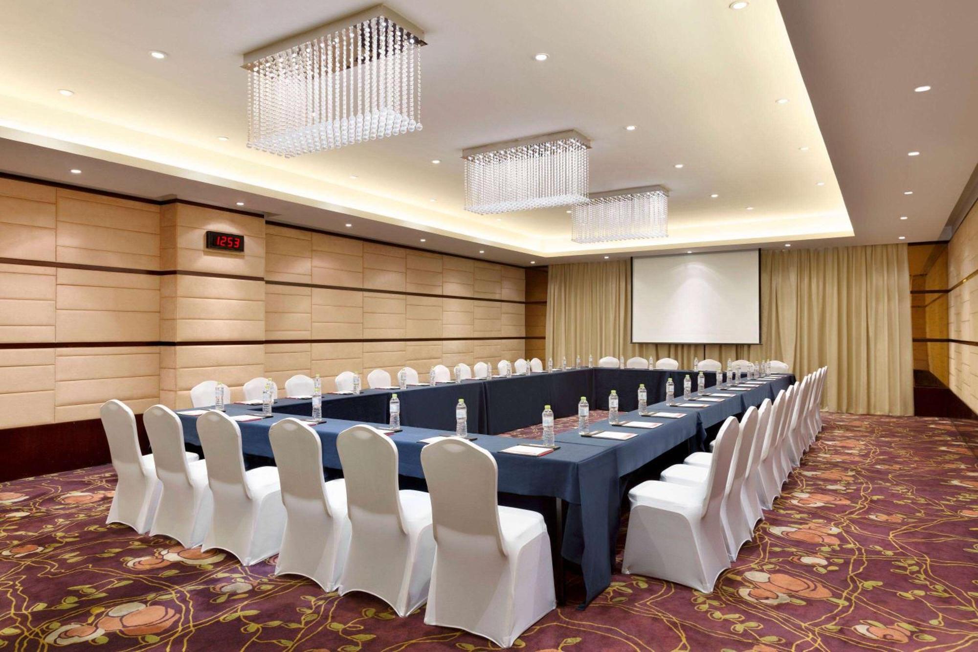 Hotel Ramada Plaza Lianyungang Extérieur photo